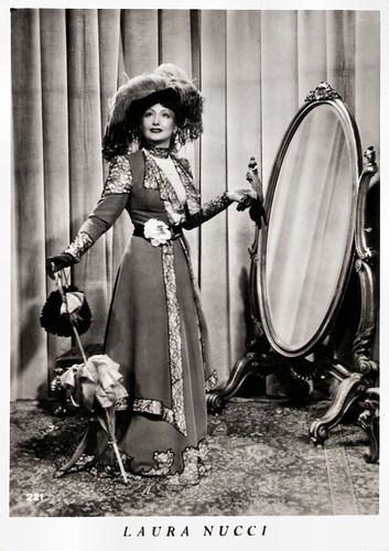 Laura Nucci in La Signorina (1942)