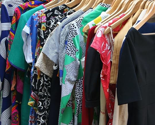 En la imagen vestidos colgados por JamesDeMers