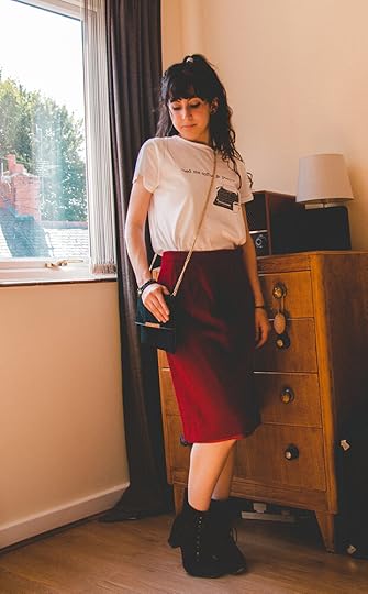 Me pairing up a shoulder bag and a minimalist tee