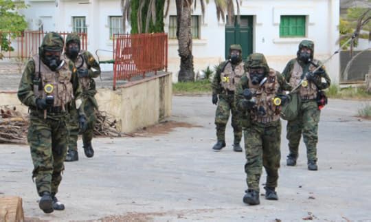 Personal del Ejército pertrechado con el equipo de protección individual para ambiente NBQR