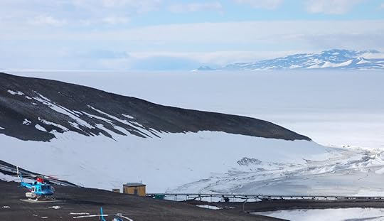… then a blizzard is probably on its way, and you need to get to safety as quickly as you can. There is sometimes an intermediate stage, where Minna Bluff ‘has its cap on’, which suggests a change is imminent, but we had such idyllic weather during my stay that I never caught that one.