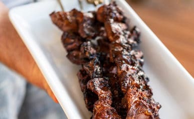 Anticuchos peruanos on their skewers