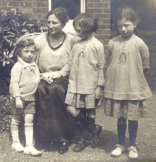 Helen Tracy Lowe-Porter and daughters 1920