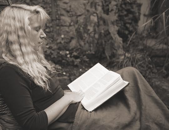Reading in the garden at Weaver's Cottage, 2007; photograph by Alan Lee