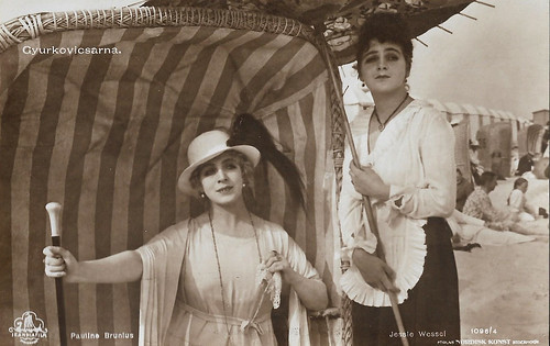 Pauline Brunius and Jessie Wessel in Gyurkovicsarna (1920)