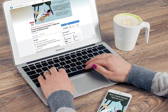 Diretta Zoom: lo schermo di un computer e due mani su una tastiera