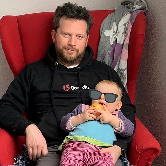Ich sitze etwas zerzaust und mit müden Augen im Sessel. Auf meinem Schoß lungert das Kind mit einem Apfel in der Hand.
