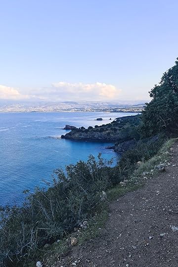 Enne, kui seikluste kallale asud, loe lähemalt, kuidas reisi ajal terve püsida ning millised olid (rahalised) ettevalmistused koroona ajal reisimiseks! Selle postitusega panen ma punkti meie Kürpose seiklustele ning jään suurima tuhinaga ootama juba järgmist reisi, milleks on Bali juba märtsikuus! Niigi lühendatud reisi lühendati veel Nagu mäletate eelmisest postitusest, siis meie tagasilend tühistati ning pidime tagasi tulema 4 päeva varem kui algselt planeeritud. Nagu sellest veel vähe oleks, võttis Küpros meid vastu kohutava tormiga –  müristav äike, välgutav taevas, rahe, paduvihm, ümberlükkav tuul ja muud jutud. Ja see kestis 2 täispäeva ehk siis meie algsest 10-päevasest soojamaareisist jäi alles vaid 4-päevane... 4 PÄEVA?! Õnneks jäi metsik äike öödesse, mil lausa voodi värises ja toas oleks justkui telekas käinud –valgussähvatused olid pidevad. Äike pidi küll täpselt üle meie majutuskoha minema. Isegi kui ilm ei soosinud apartemendist lahkumist, ei jäänud meil muud üle, kui avastada Küprost siis vähemalt selle tormi, rahe ja vihmaga. Võtsime ette kõige lähemal asuvad vaatamisväärsused Paphoses, et vajadusel kiiruga tagasi majutuskohta pageda. Nii käisime me esmalt Kuningate hauakambrites, mis esmapilgul tundus, et polegi ju midagi vaadata, aga mida kaugemale sa kõnnid, seda vapustavamaks see koht muutub. Peitusime korduvalt paduvihma käest hauakambritesse ning tulime välja, kui torm jälle vaiksemaks tõmbus. Neid oleks olnud kindlasti oluliselt ägedam avastada giidiga, kuid me olime ainsad seal ja ühtegi giidi arvatavasti seal polnudki. Üldse tuleb arvestada, et kõik kohad, mida me külastasime, olid hingetud. Me olime igal pool AINSAD. Ja see oli niiiiiii mõnus! Sest nagu juba teate, kui olete mu varasemaid reisipostitusi lugenud, siis ma ei salli silamotsaski turistidehorde ning kuurortreise. Hingest ikka veel explorer. Järgmine peatus oli seal samas asuv Nea Paphos, mis on arheoloogiline park, mille leiukohad ja mälestusmärgid pärinevad eelajaloolistest aegadest kuni keskajani. Kindlasti väärt avastamist, kuid jällegi võiks seda teha giidiga, et mõista selle koha väärtust. Sellest jalutuskäigu kaugusele jäi Paphose loss, mida on korduvalt ümber ehitatud. Algselt Bütsantsi linnust on kasutatud ka vangla ja laona. See näeb välja nagu muinasjutuline loss oma vallikraaviga. Kahjuks oli ka see, nagu kõik teised kultuurilised ehitised, külastajatele suletud. Seega nautisime minutiks selle ilu ja pöörasima tagasi. Tagasi kõndides silmasime üht avatud söögikohta ja see tekitas tunde nagu oleksime keset Sahara kõrbe ja järsku ilmuks sinna inimene veeämbritega. Me ei saanud sellest mööda vaadata ja läksime ligi. Tegu oli Itaalia gelato kohaga! Kuna me silmadega juba niikuinii seda sõime, siis miks mitte vihma, paariteise soojakraadi ja tuulega õues gelatot süüa. Pole ju niikuinii ümbruses ühtegi hinge, kes meid judge'iks, hehe! Teise tormise päeva veetsime Paphosest eemal. Torm oli vaiksemaks jäänud ja seega oli hea võtta ette rännak ka väheke kaugemale. Esmalt sõitsime Limassolisse, et vaadata üle palju soovitatud Limassoli promenaad. See oli tõõõõesti ilus – isegi selle külma, vihma ja tormiga. Oli vinge kõndida mere ääres reaalselt lainete kohal nii, et need viskasid end lausa meile peale. See pole mitte tavaline promenaad, vaid teistmoodi teedega, mis viivad Sind ka mere kohale. Järgmisena viis meid merest vaid 2 meetrit eemale jääv sõidu tee Kourioni kiviranda, mis oli väga vinge avastus! Vaade oli pimestav isegi halli ilma ja vihmaga. Olime seal täitsa kahekesi avastamas igasugu põnevaid kive. Iga kivi rannas oli oma nägu ja sinna oleks meeleldi jäänud terveks päevaks! Kuid meid ootas ees enne päikeseloojangut veel mägilinnade avastus! Valisin välja ühe, sest kahjuks kõiki ju avastada ei jõua. Otsustasin külastada Omodos mägilinna ning ma ei pidanud oma valikut kahetsema! See oli imeilus oma kitsaste tänavate, teistmoodi 