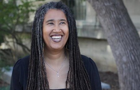 Image of Aya de León, author of this novel about the FBI's illegal tactics.