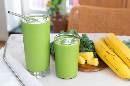 Kale Pineapple Smoothie | Plant-Based on a Budget | #smoothie #kale #pineapple #tropical #vegan #breakfast #plantbasedonabudget