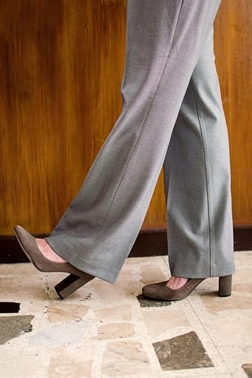 classy work outfit - chunky heels