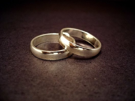 This image has an empty alt attribute; its file name is 800px-wedding_rings.jpg