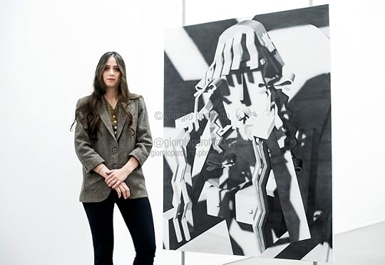 Эвери Сингер на фоне своей работы. Источник Georgio Perottino.