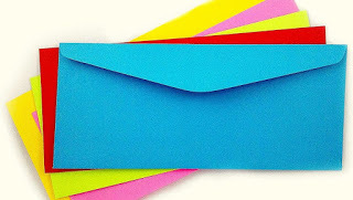 Pilha de envelopes coloridos