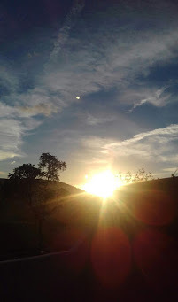 Imagem do nascer do sol por trás dos morros