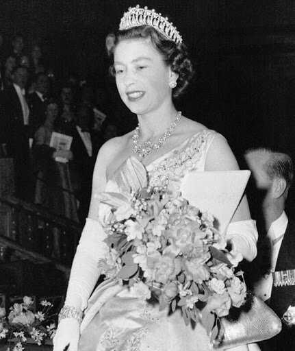 elizabeth ii s2e1 real lovers knot.jpg