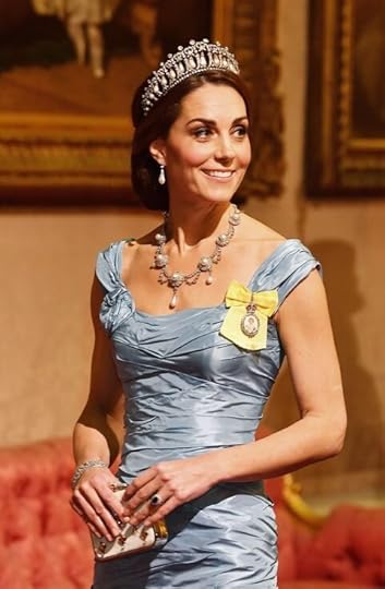 duchess catherine s2e1 lovers knot.jpg
