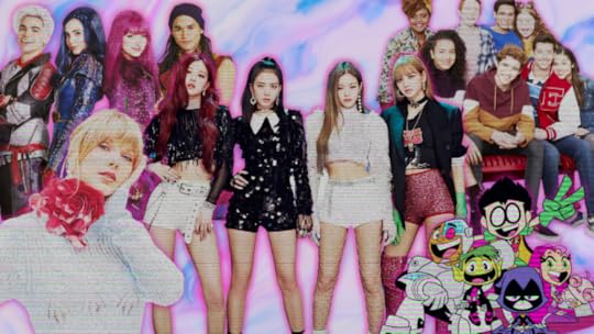 Uma montagem de Descendentes, Taylor Swift, Blackpink, High School Musica: The Musical The Series e Teen Titans Go!