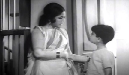 Meena Kumari with Sachin in Majhli Didi