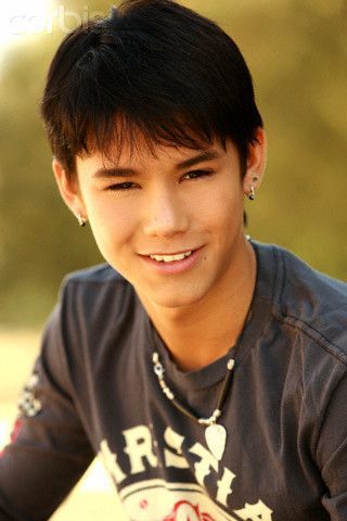 Booboo Stewart (Seth Clearwater from Twilight) He has Japanese, Chinese, and Korean ancestry from his mother… | Booboo stewart, Young actors, Native american actors