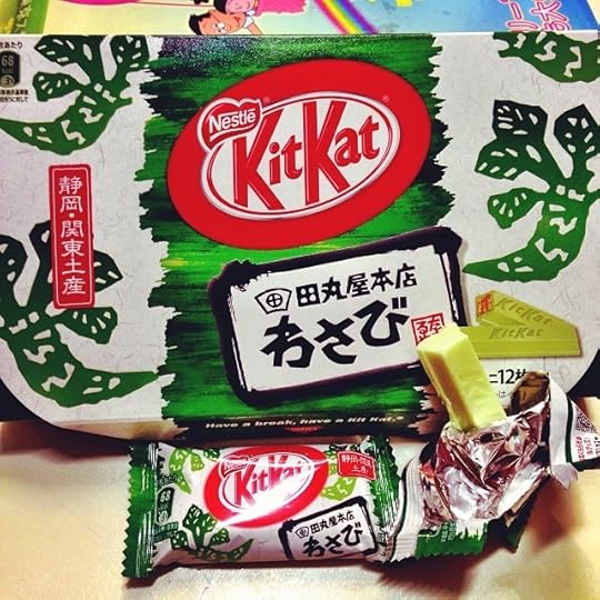 Comendo um Kit-Kat sabor wasabi. Servidos?