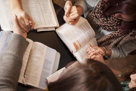 Women Bow And Pray — Stock Photo, Image