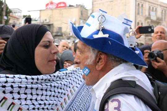 Pode ser uma imagem de 1 pessoa, em pé e ao ar livre