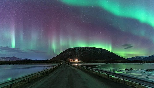 The shapes of the magical northern lights. Photographer Benny Høynes
