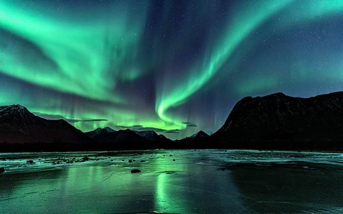 The shapes of the magical northern lights. Photographer Benny Høynes