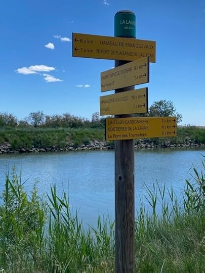 Bike / pedestrian path along the canal