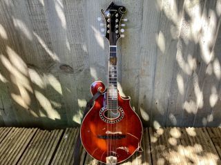 Sitting in the sunshine, playing tunes on my mandolin. ������ ����