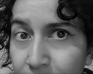 foto da escritora B. Pellizzer com um olho delineado e outro sem maquiagem