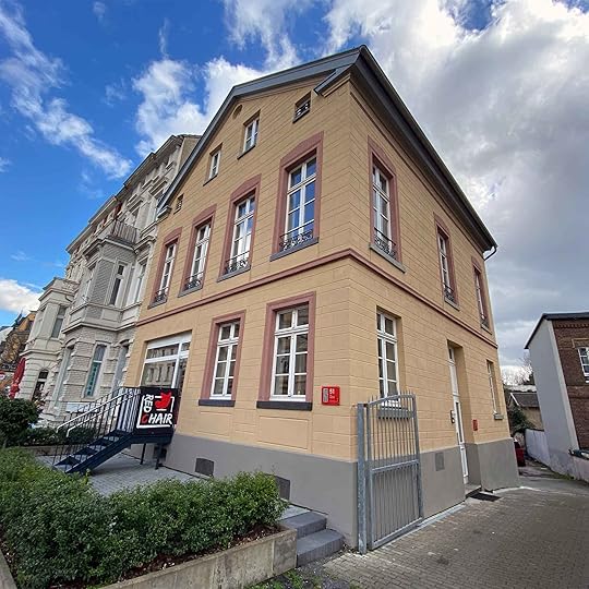 Ein ockerfarbenes Gebäude