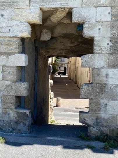 Through the remparts of Avignon