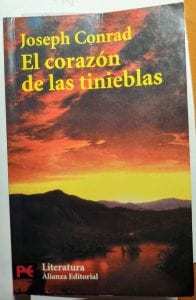 Portada el libro El corazon de las tinieblas Joseph Conrad Alianza Editorial - Un atardecer en la selva