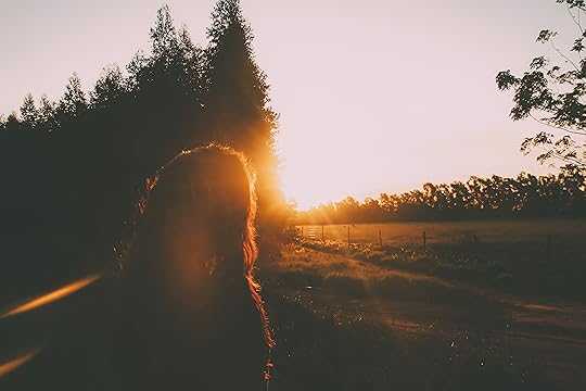 campo - árboles - mujer