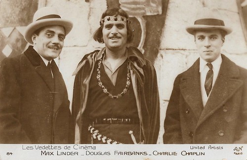 Douglas Fairbanks on the set of Robin Hood (1922), with Charlie Chaplin en Max Linder.