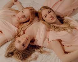 These Triplet Models Want to Take This Town by the Throat - The New York Times