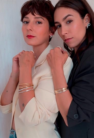 Alyssa Coscarelli e Lauren Caruso interpretano i gioielli Pandora Signature