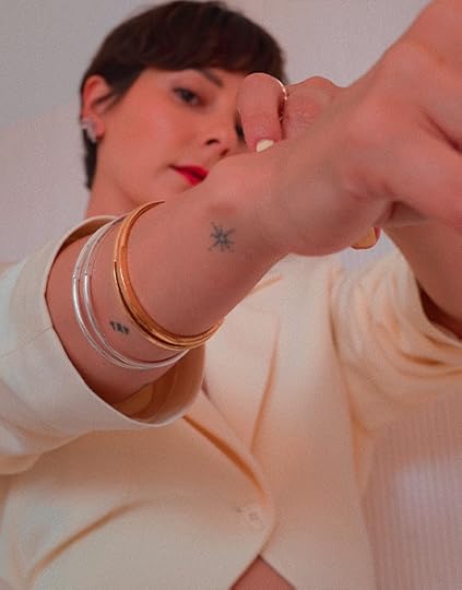 Alyssa Coscarelli con i bracciali Pandora Signature