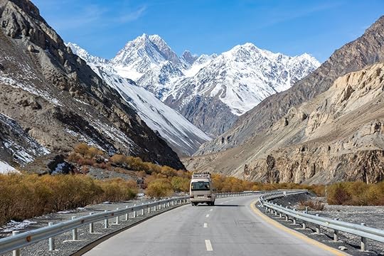 Karakoram-Highway-Tourist-bus-1453354919