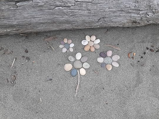 This image has an empty alt attribute; its file name is Flower-stones-1597x1198.jpg