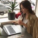 korea girl laptop cafe