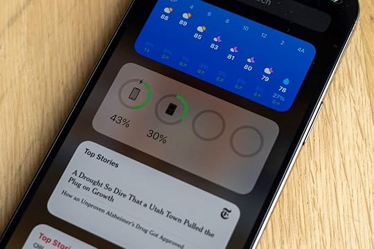 The MagSafe Battery Pack shows how much charge it has left in an iPhone widget