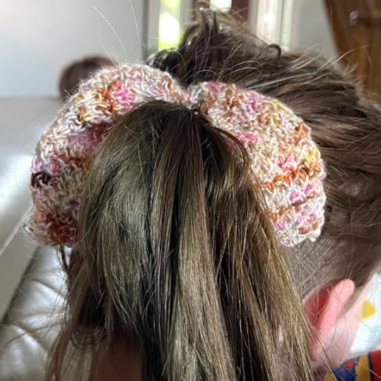 Knit Scrunchie: What t looks like in hair.