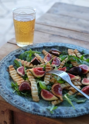 Halloumi frietjes met vijgen en rucola