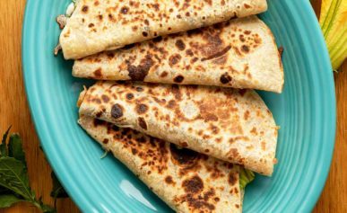 Quesadillas de flor de calabaza on a plate