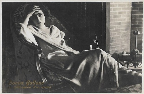 Soava Gallone in All'ombra di un trono (1921)