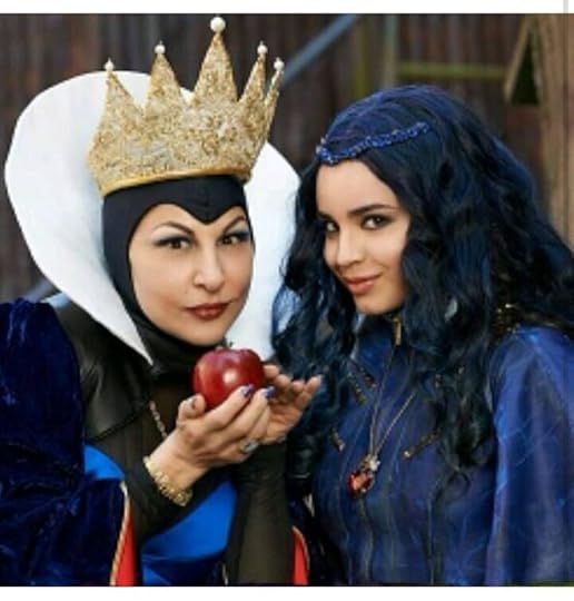 EVIE QUEEN💙👑 on Twitter: "Evie daughter of the evil queen💙👑 #Descendientes2 @SofiaCarson @descendants @SofiaCarsonH1 @SofiaCarson_JLS @SofiaCarson_JLS @SCarsonNews… https://t.co/4l1zMZMVXj"