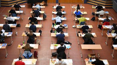 RKI report: Schoolchildren write an exam in a Berlin high school.